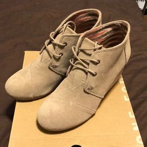 New Toms taupe suede desert wedges sz 8.5